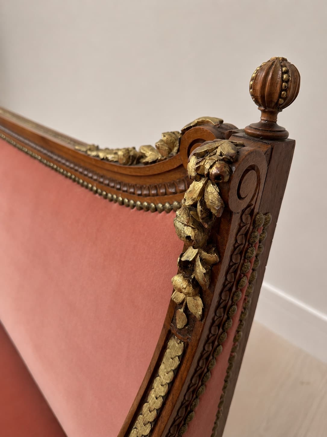 French Louis XVI Style Walnut and Giltwood Settee - French antique 沙發 7